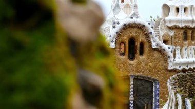 Seramik karolar ile ayrıntılar ve Antoni Gaudi's Park Guell, Barselona, İspanya