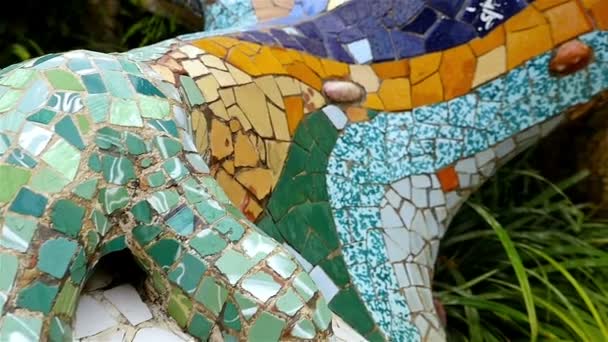 Details met keramische tegels in Antoni Gaudi's Park Guell, Barcelona, Spanje — Stockvideo