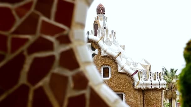 Details met keramische tegels en in Antoni Gaudi's Park Guell, Barcelona, Spanje — Stockvideo