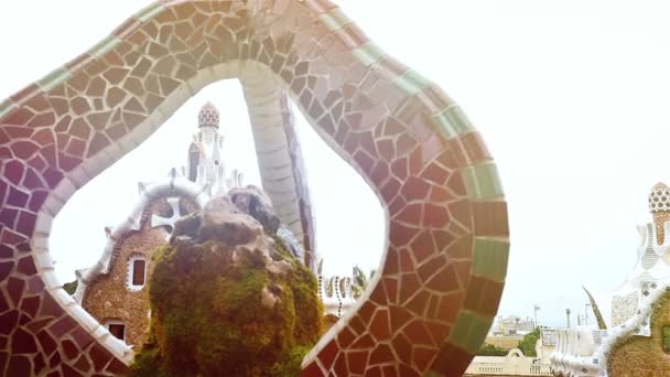 Details met keramische tegels en in Antoni Gaudi's Park Guell, Barcelona, Spanje — Stockvideo