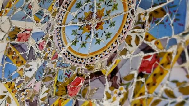 Dolly van keramische tegels in Antoni Gaudi's Park Guell, Barcelona, Spanje — Stockvideo