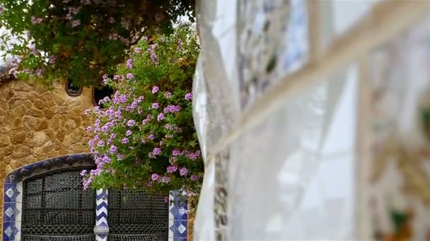 Detalles con Baldosas cerámicas en Antoni Gaudi 's Park Güell, Barcelona, España — Vídeo de stock