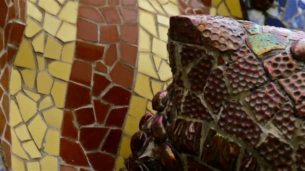 Szczegóły z płytki ceramiczne w Antoni gaud's Park Guell, Barcelona, Hiszpania — Wideo stockowe