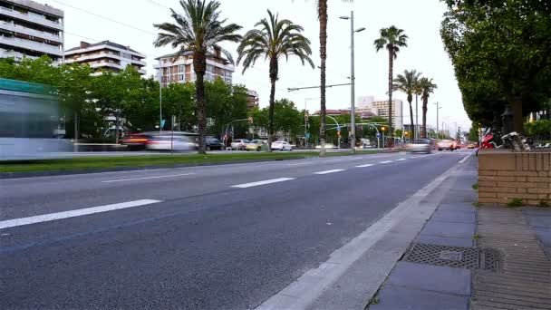 Caducidad del tráfico en la calle Diagonal al atardecer en Barcelona, España — Vídeos de Stock