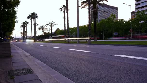 Barselona da alacakaranlıkta Diagonal Caddesi üzerinde trafik zaman atlamalı — Stok video