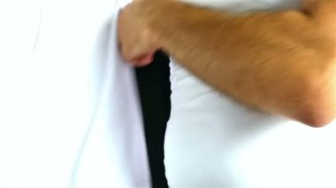 Beyaz T-shirt siyah arka plan, ağır çekim üzerine koyarak futbolcu