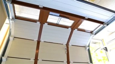 Kapanış, Seksiyonel otomatik garaj kapı içinde--dan görünüm
