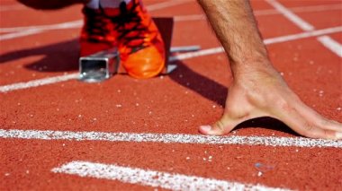 Tek Atletizm sprinter bloğundan yavaş başlayan bir stadyumda