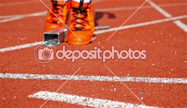 Tek Atletizm sprinter bloğundan yavaş başlayan bir stadyumda