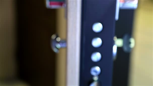 Система запирания внутренних дверей с эффективным дизайном — стоковое видео