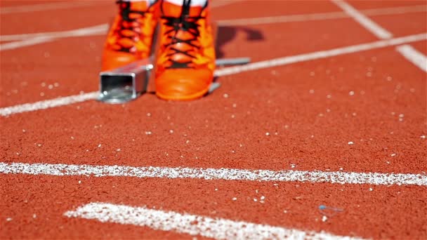 Velero de pista y campo único en un estadio que comienza fuera del bloque, cámara lenta — Vídeos de Stock