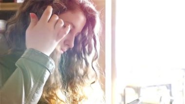 Kafede, ağır çekim akıllı telefon kullanan genç ve güzel kadın portresi