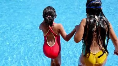 İki küçük kız havuzda, atlama mayo yavaş hareket