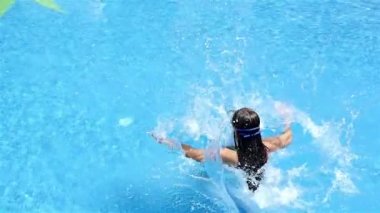 Küçük kız bir havuza atlama mayo yavaş hareket