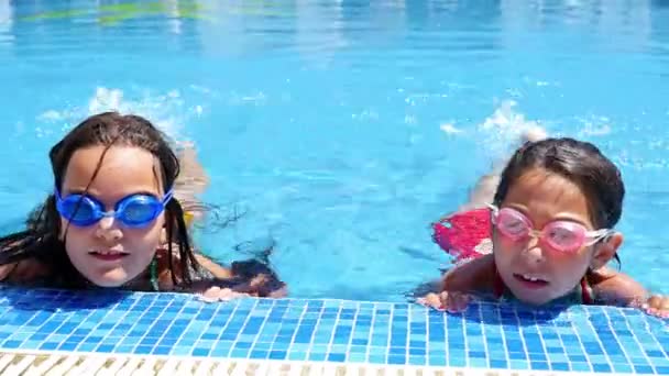 Sevimli küçük kız ile bir havuz kenarında gülümseyen koruyucu gözlük — Stok video