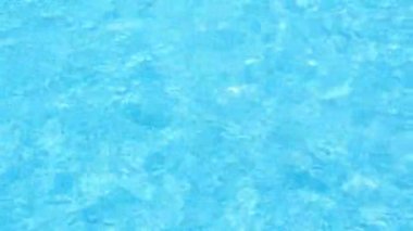 İki küçük kız bir havuza atlama mayo