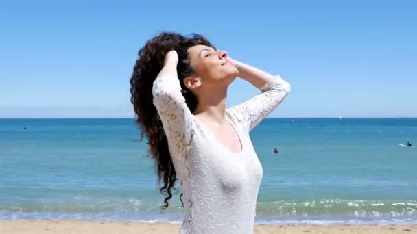 Retrato de jovem feliz com belo cabelo encaracolado desfrutando do sol de verão na costa do mar — Vídeo de Stock