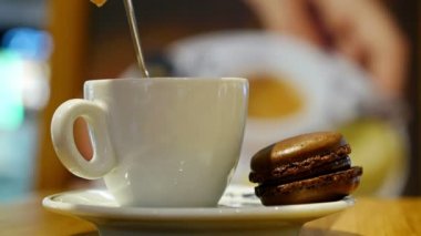 Kahve ile kapalı bir caf kahverengi macaron