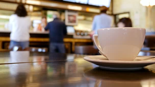 Personnes déconcentrées dans un caf intérieur, tasse de café devant — Video