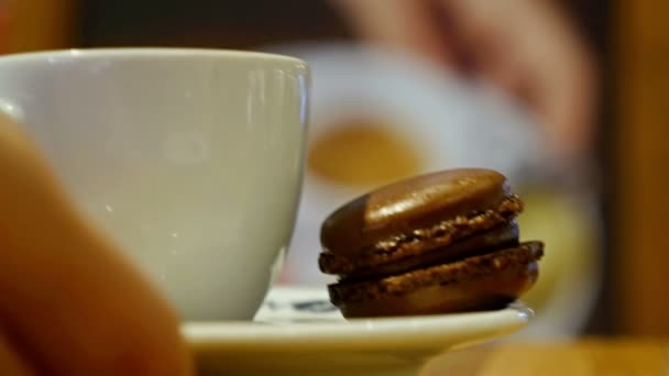 Csésze kávé, egy fedett caf barna macaron — Stock videók