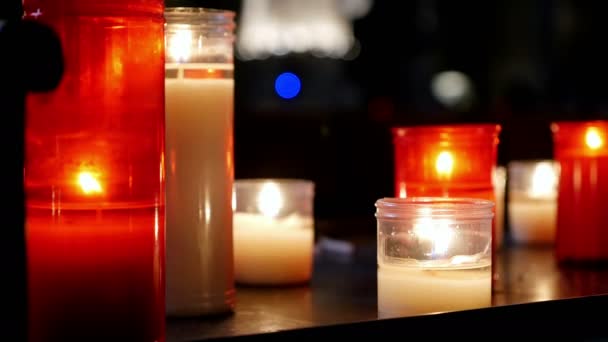 Candele accese in una chiesa cattolica — Video Stock