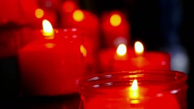Bir Katolik kilisesinde yanan mumlar