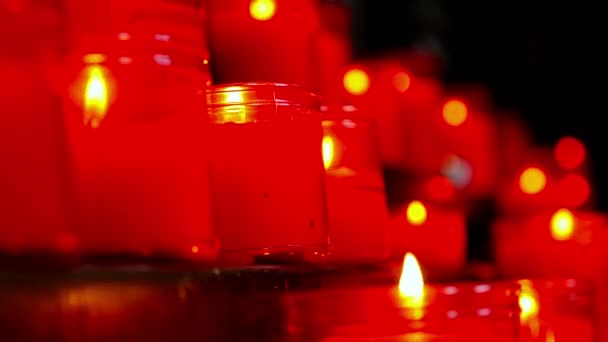 Velas encendidas en una iglesia católica — Vídeos de Stock