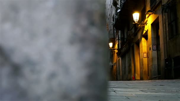 Пустая улица в готическом квартале Барселоны, куколка — стоковое видео