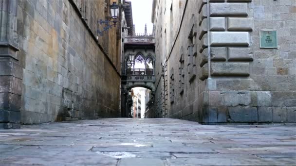 Calle vacía en el barrio gótico de Barcelona, dolly — Vídeo de stock