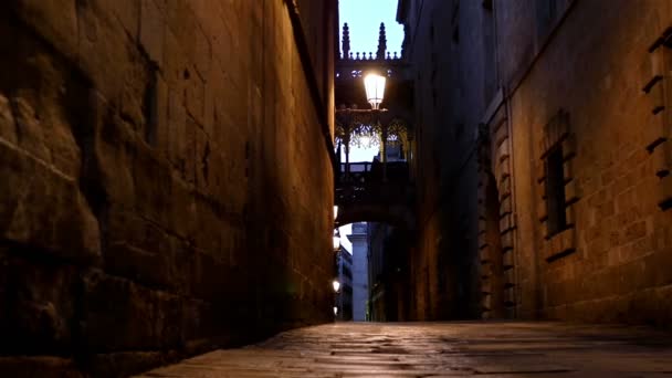 Calle en el barrio gótico de Barcelona por la noche, dolly — Vídeo de stock