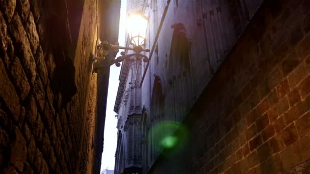 Gatan i de gotiska kvarteren i Barcelona på natten, dolly — Stockvideo