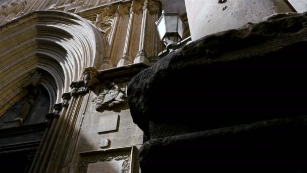 Baixo ângulo tiro de uma catedral católica no bairro gótico de Barcelona — Vídeo de Stock