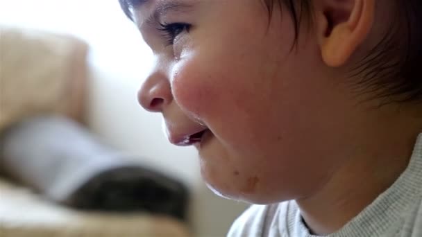 Niño llorando inconsolablemente — Vídeo de stock