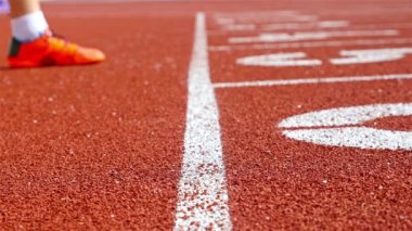 Başlangıç çizgisine ellerini koyarak rayları takip