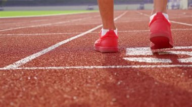 Kırmızı ayakkabılar başlangıç çizgisine ısınma parça runner