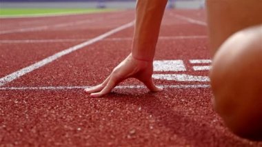 Başlangıç çizgisine ellerini koyarak rayları takip