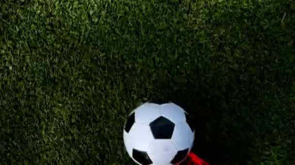 Futbolista con zapatos anaranjados liderando la pelota, vista superior — Vídeo de stock