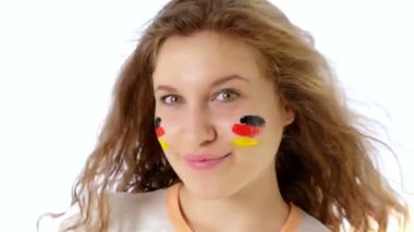 Kız kameraya gülümseyen yüzünde Alman bayrağı ile