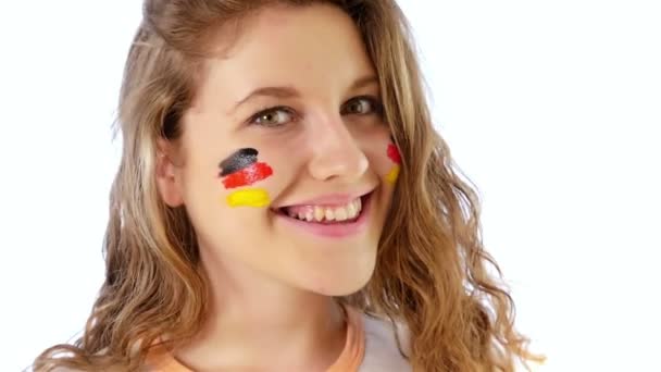 カメラに向かって笑みを浮かべて彼女の顔にドイツの旗を持つ少女 — ストック動画