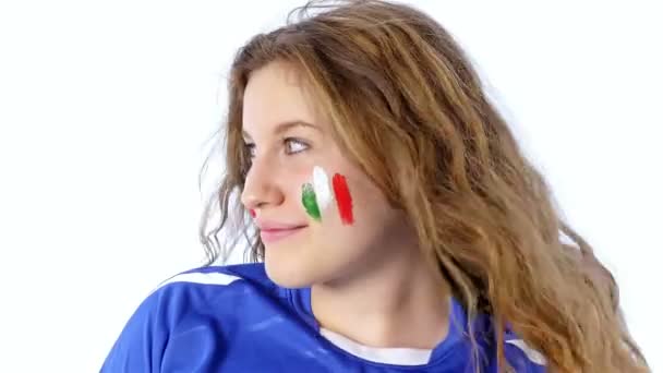 Meisje met Italiaanse vlag op haar gezicht lacht — Stockvideo