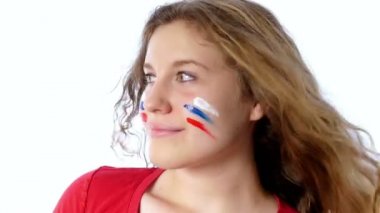 Gülümsediğini yüz üzerinde Rus bayrağı ile kız