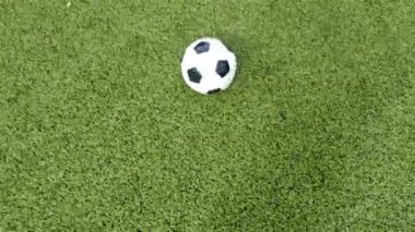 Küçük bir çocuk futbol sahası içinde topa tekme kamera izleme, en iyi görünümü