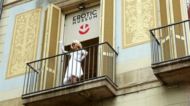 Barcelona, Spanyolország - május 8 2016: Szórakoztató csábító látogatók az erotikus Múzeum, a la Rambla, Barcelona — Stock videók