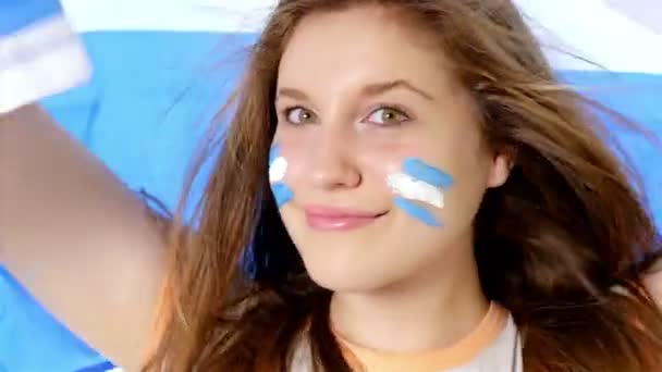 Дівчина аргентинських прапор махає і посміхається — стокове відео