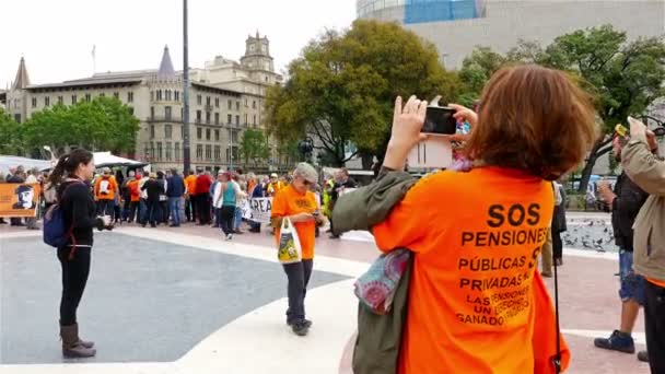 BARCELONA, SPAIN - MAY 10, 2016: People protest regarding the pensions in Placa de Catalunya — Stock Video