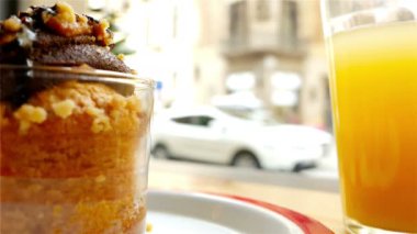 Windows bir caf, kek ve meyve suyu önünde arkasında ufuk insanlar ve şehir trafiği