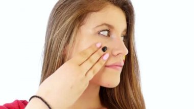 Kız yüzünü İspanyol bayrağı ile boyama