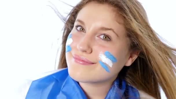 Menina acenando bandeira argentina e sorrindo — Vídeo de Stock