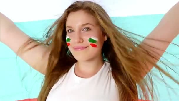 Κορίτσι με σημαία Βουλγαρίας χαμογελώντας — Αρχείο Βίντεο