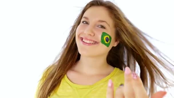 Menina com bandeira do Brasil em seu rosto gesticulando siga-me, venha comigo — Vídeo de Stock